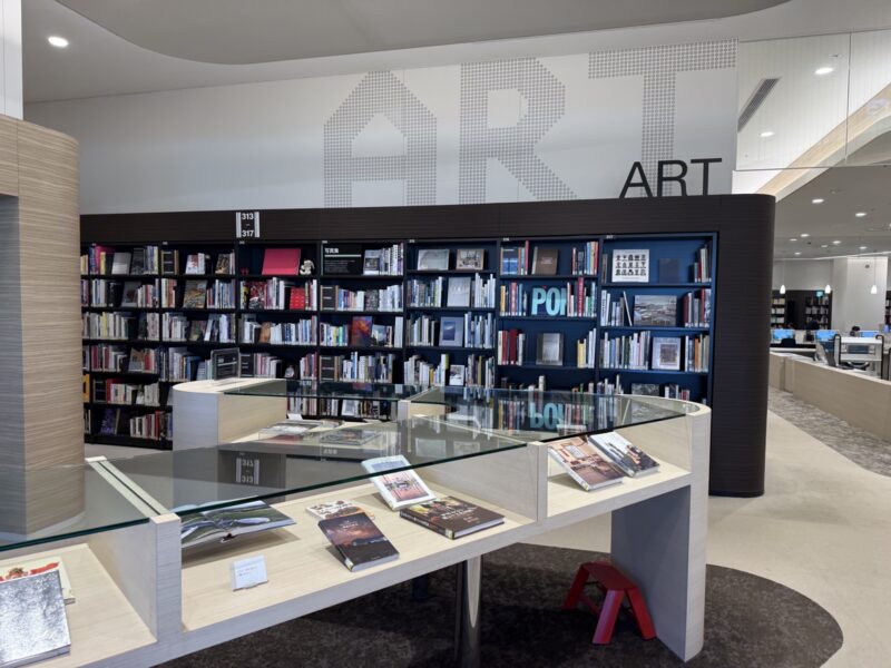 ARTの棚。写真集やデザインの本が並ぶ